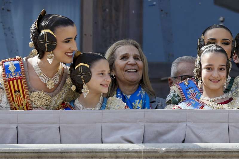 La infanta Elena y las falleras de la corte mayor durante la d�cima masclet� de las Fallas 2026. EFEAna Escobar
