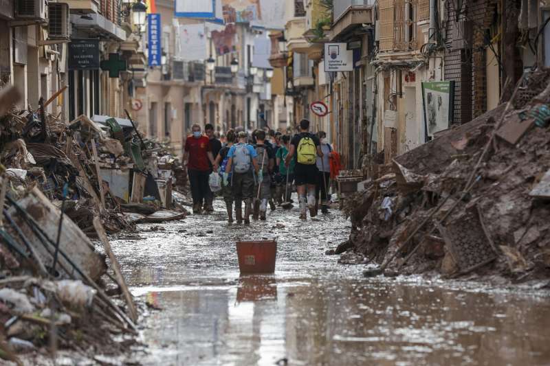  Fotografa de una de las calles de Paiporta. EFE Manuel Bruque