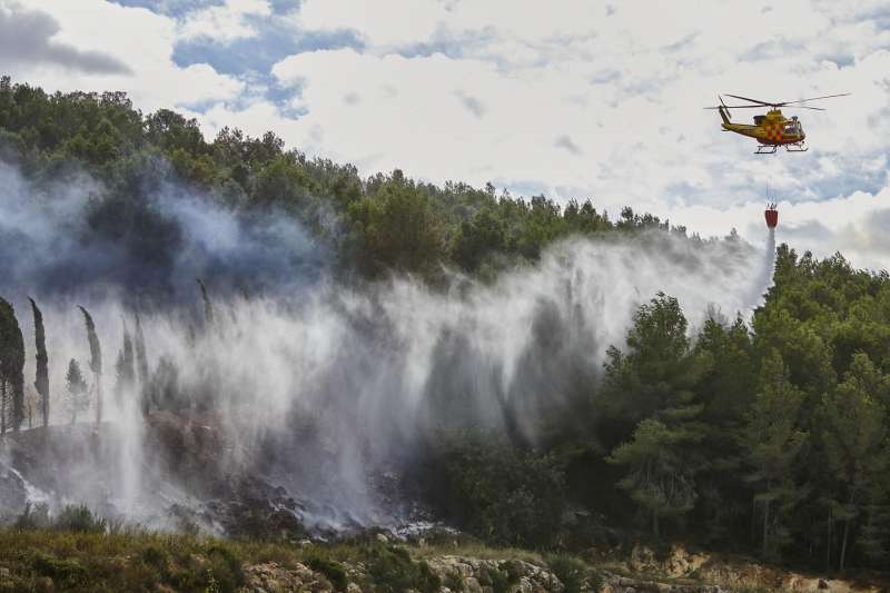 Imagen de archivo del incendio declarado en Montitxelvo (Valencia) y que ya ha sido dado por extinguido. EFE/ Natxo Francés
