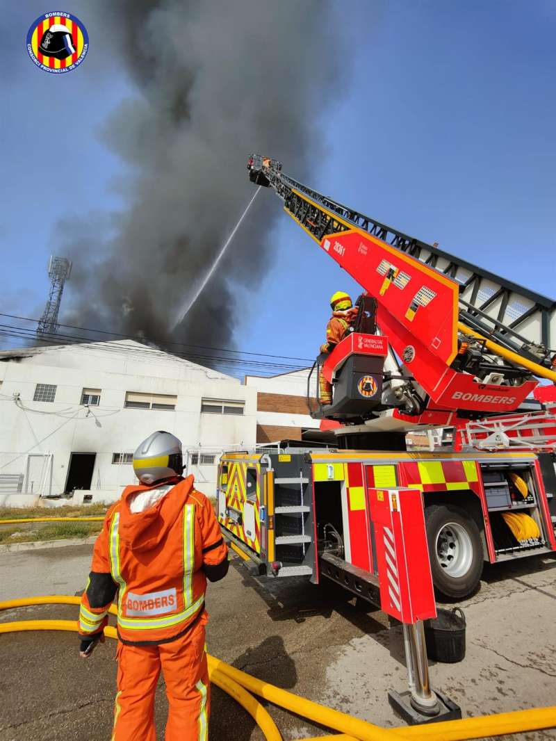 Imagen del incendio facilitada por el consorcio provincial de bomberos. EFE/Consorcio
