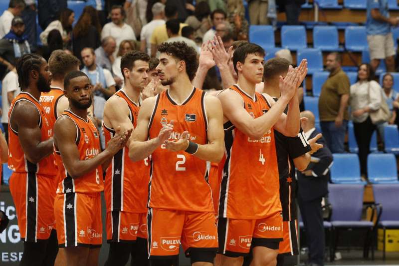 Los jugadores del Valencia Basket esperan celebrar una victoria con su aficin ante el Andorra. EFEArchivoEliseo Trigo
