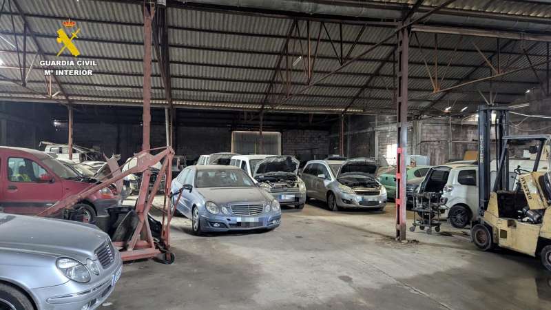 El taller clandestino en una nave industrial de Carlet investigado por la Guardia Civil.  EFE