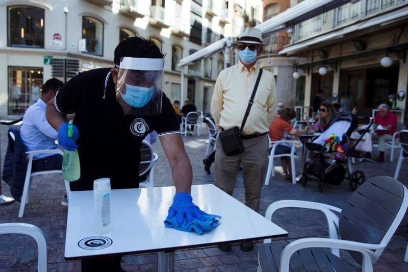Limpieza de un bar, durante la pandemia. EPDA