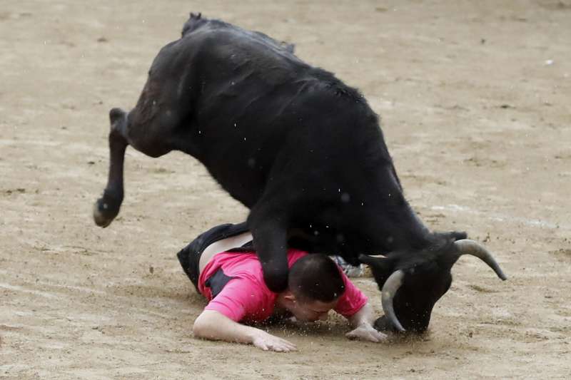 Imagen de archivo de una vaquilla golpeando a un hombre. EFE/Juan Carlos Hidalgo/Archivo
