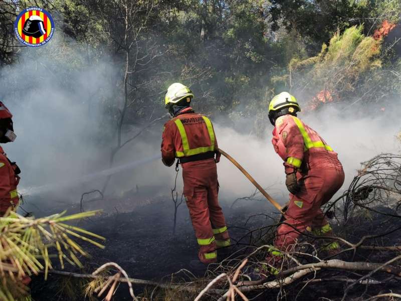 Los bomberos siguen trabajando en el incendio forestal de Rafelguaraf, que ya está estabilizado y presenta evolución favorable. EFE/Consorcio de Bomberos de Valencia
