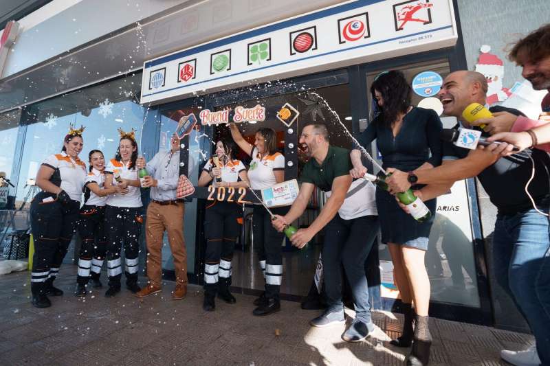 Varias personas celebran un premio de la lotería. EFE/Ramón de la Rocha
