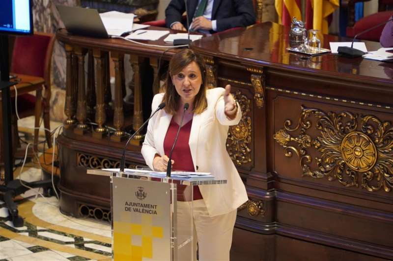 María José Catalá en el pleno del Ayuntamiento de València. EFE
