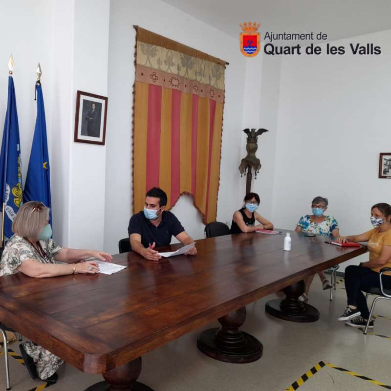 Signen el conveni per a la construcció de la zona canina a Quart de les Valls. / EPDA