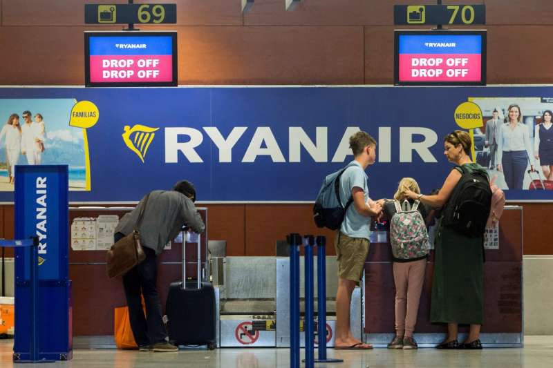 Usuarios de la aerolínea Ryanair esperan ennun mostrador para recibir información de la huelga en toda España de los tripulantes de cabina de la aerolínea irlandesa. EFE/Quique García/Archivo

