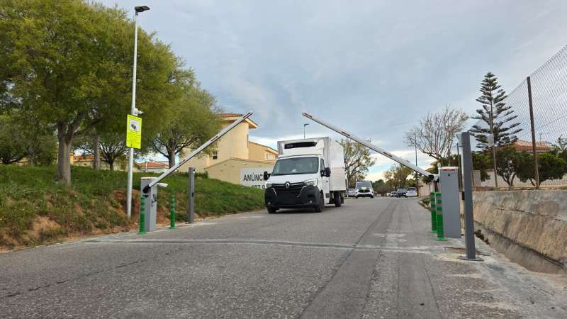 Barrera autom�tica con lector de matr�culas instalada en la urbanizaci�n La Reva de Riba-roja de T�ria. EPDA