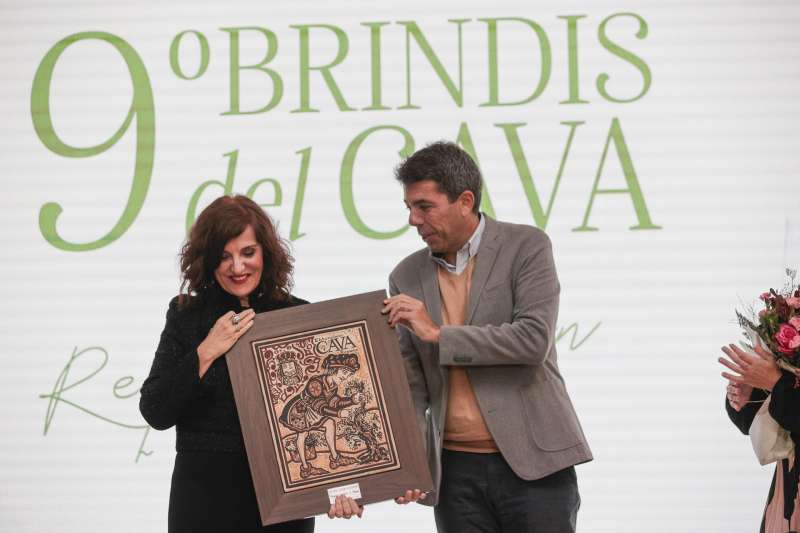 Mazón entrega un regalo a Elvira Lindo durante el acto. EFE/Manuel Bruque
