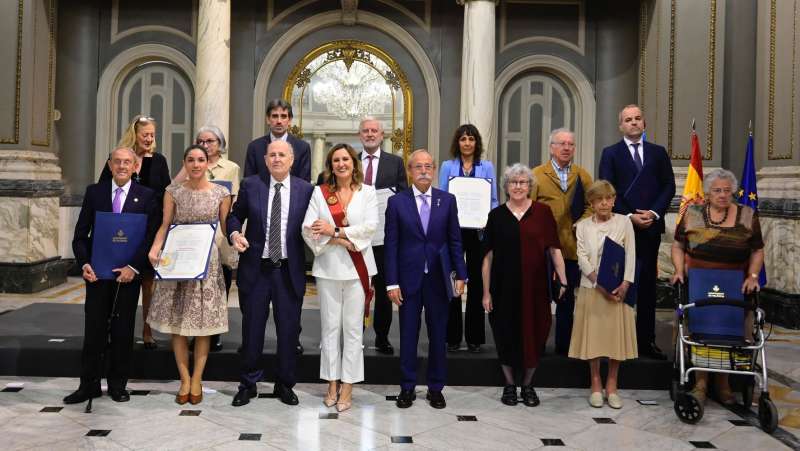La alcaldesa de Valencia, Mara Jos Catal, junto a los galardonados en las distinciones de la ciudad.  EPDA 