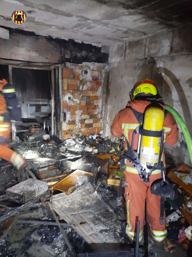 Los bomberos intervienen en la vivienda.  B. V. 