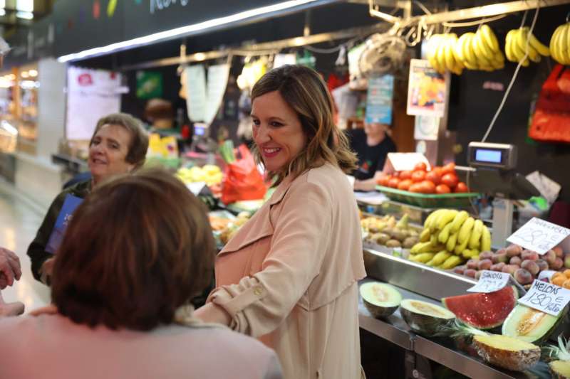Mª José Catalá durante su visita al Mercado de Ruzafa. /TWITTER