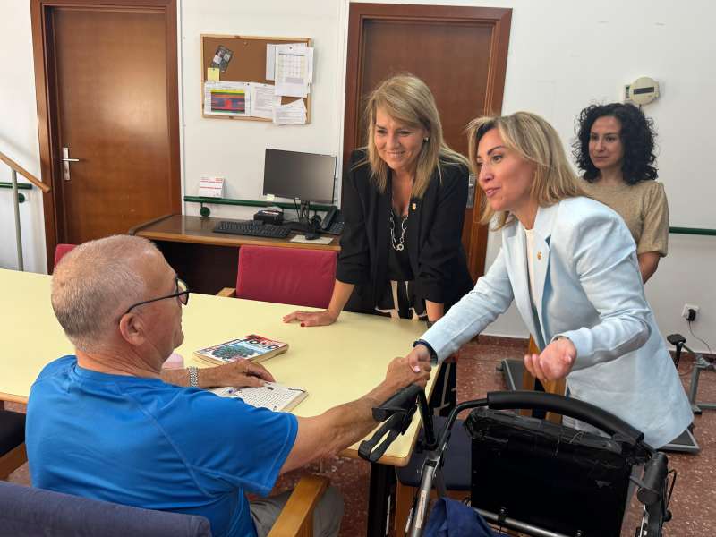 La vicepresidenta, Susana Camarero, visita la residencia de Massamagrell, con la alcaldesa, Pilar Peris. EPDA