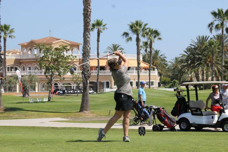 Imagen de una persona jugando a golf.  EPDA