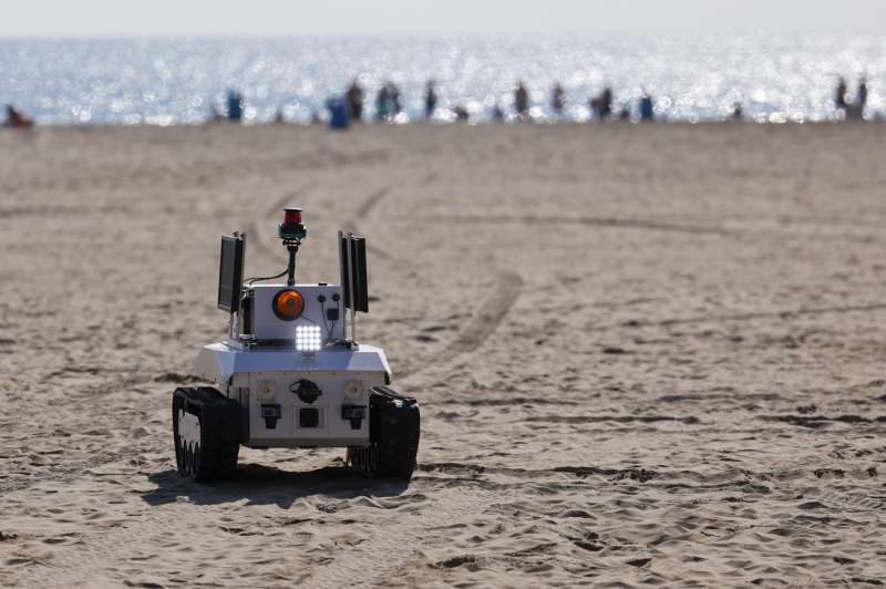 Detalle del ?PlatjaBot?, proyecto piloto de un robot inteligente para la limpieza de playas, que ha sido presentado este jueves en la playa de la Malvarrosa. EFEKai Frsterling
