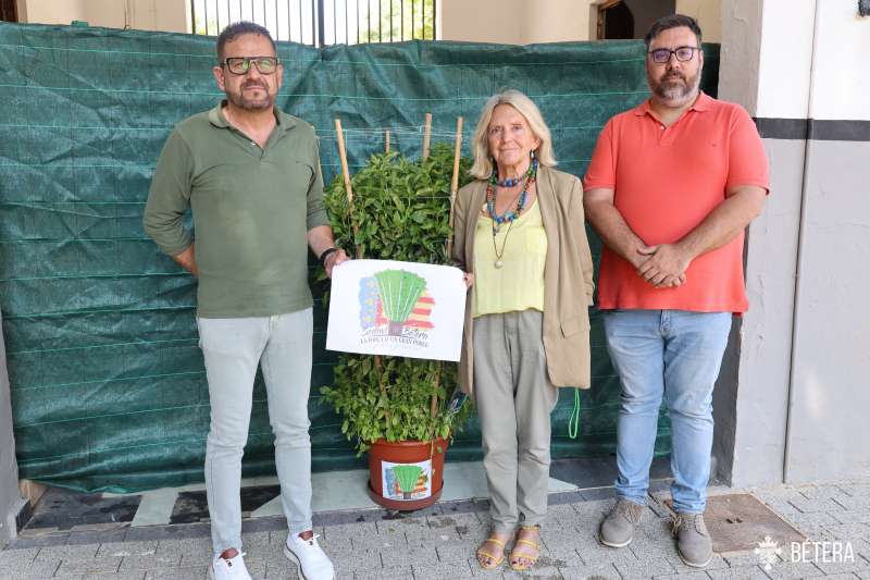 Sedaví recibe la alfàbega de manos de la alcaldesa de Bétera. EPDA Sedaví recibe la alfàbega de manos de la alcaldesa de Bétera. EPDA