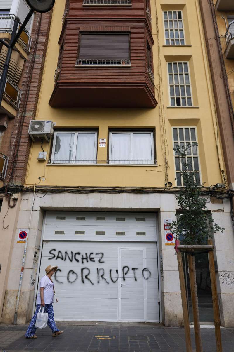 El bajo de la casa de balos en Valencia con la pintada. EFEKai Forsterling