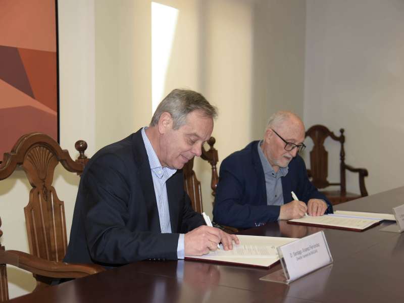 El presidente de la Comisi�n Delegada de la Fundaci�n Bancaja en Sagunto, Alfonso Mu�oz, y el director general de Saggas, Santiago �lvarez.  EPDA
