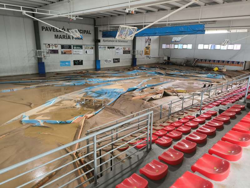 El pabelln deportivo municipal de Benetsser das despus de la riada. EPDA
