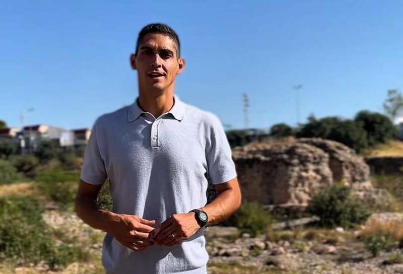 El portavoz del PP en Sagunt, Ximo Cataln, junto al puente romano.  EPDA