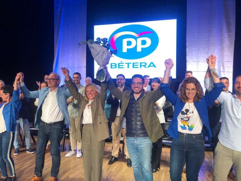 Elia Verdevío, cabeza de lista del PP de Bétera, acompañada de otros candidatos de la comarca en la presentación de su candidatura. /EPDA