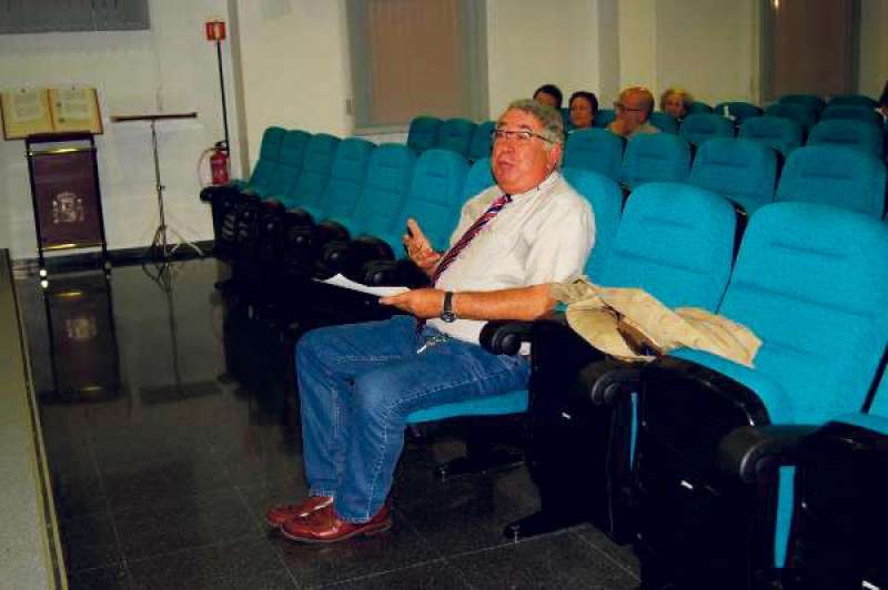 Sancho, defendindose en un pleno municipal de Canet como vecino. EPDA
