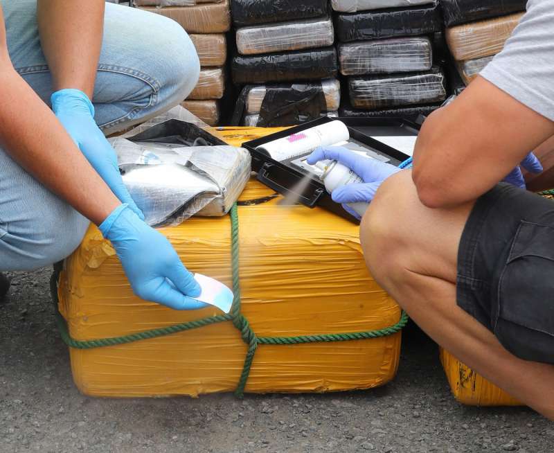 Varios agentes de la Policía Nacional comprueban una lijo de cocaína. EFE/ Elvira Urquijo A./Archivo
