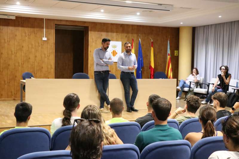 El concejal de Playas, Roberto Rovira, y el alcalde de Sagunt, Daro Moreno, con los socorristas de esta temporada.  Foto: Aj. Sagunt