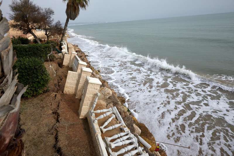 Vista general de los adosados en la playa de Tavernes de la Valldigna, afectados por un temporal. EFE/Natxo FrancÃ©s/Archivo