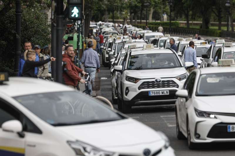 Marcha lenta desde las 11 horas por el centro de Val�ncia y continuaci�n hasta la Conselleria de Infraestructuras, en la Ciudad Administrativa 9 dOctubre. EFEKai F�rsterling