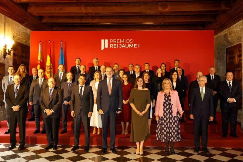 Representantes políticos, el rey Felipe VI y los galardonados en la gala de los Premios Rei Jaume I./EPDA