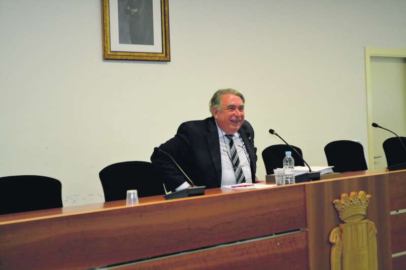 Sancho, en una rueda de prensa que dio en el propio sal�n de plenos del ayuntamiento de Canet. EPDA