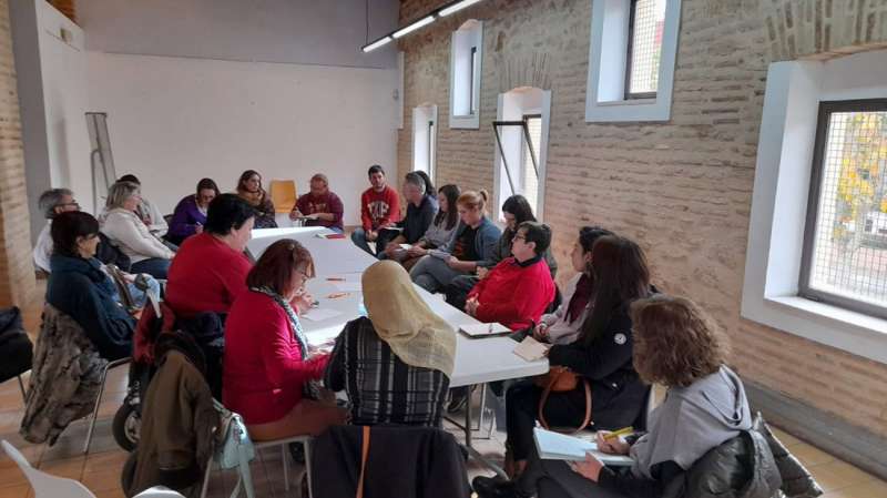 Reunión de València Acull en una de sus sedes, en una imagen compartida en redes por la entidad. /EPDA
