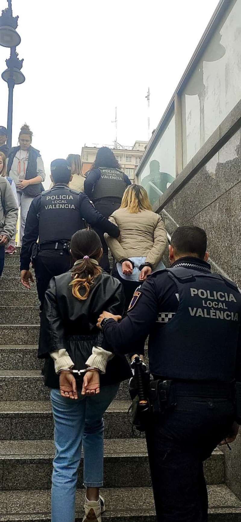 Imagen de la detenci�n de las autoras de varios robos a turistas en Valencia.  EPDA