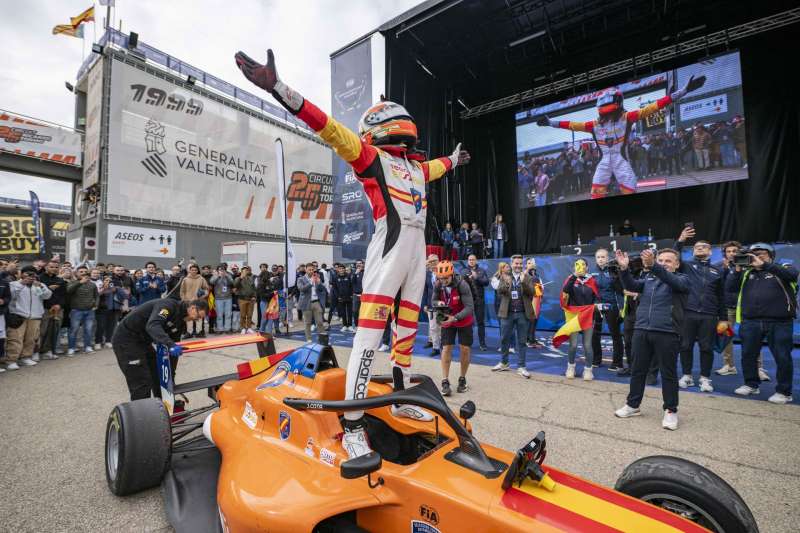 El piloto espaol Juan Cota tras conseguir la medalla de oro en los FIA Motorsport Games. Foto cedida por la organizacin EFE