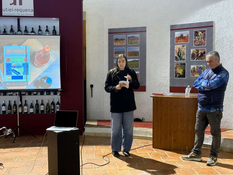 Imagen durante la presentaci�n de Enomaniacos.  Sara de la Fuente