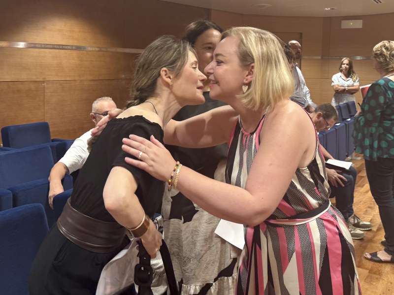 La vicepresidenta Natalia Enguix i Rosa Alvrez, representant de lassociaci de vctimes mortals de la dana 29 doctubre de Catarroja.