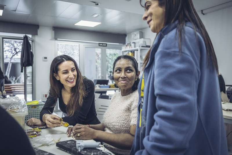 Elena S�nchez y una mujer de Casa Caridad