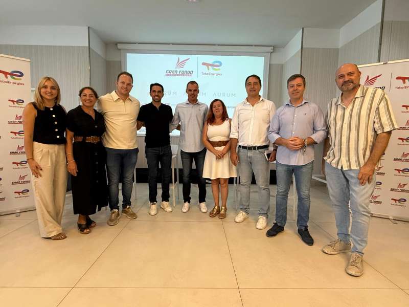 Los organizadores de la 15K Nocturna Valencia Gana Energa posan durante el acto de presentacin de la carrera, en una imagen facilitada por los responsables de la prueba. EFE
