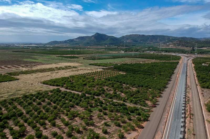 Vista de los terrenos al sur del t�rmino municipal de Sagunt, algunos de los cuales pertenecen a la reserva ferroviaria bloqueada por Adif.  Foto: EFE