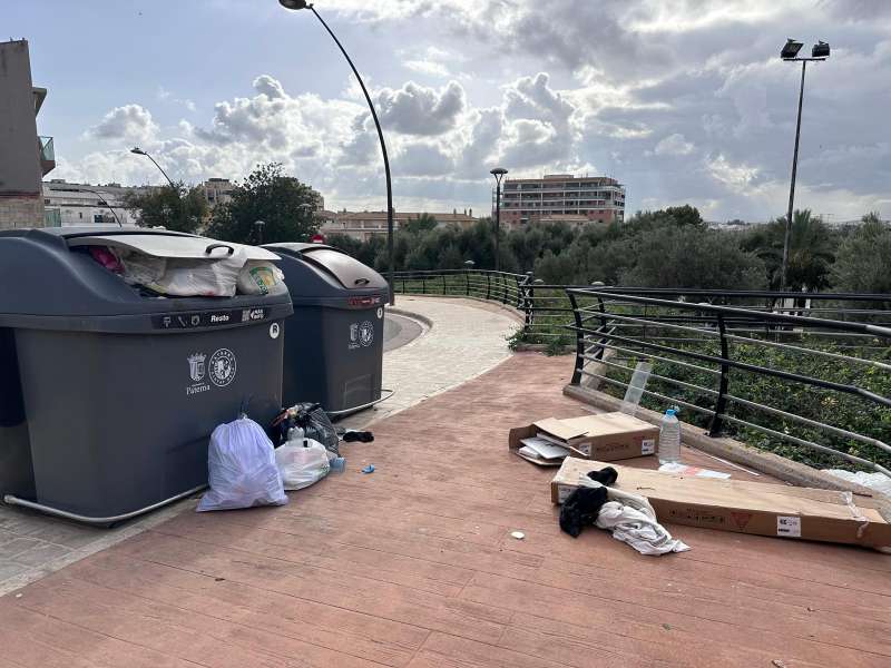 Residuos y contenedores en una calle de Paterna.  EPDA