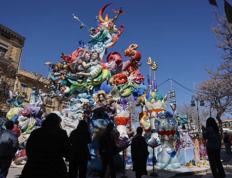 Vista general de la falla Na Jordana este lunes en el que la ciudad ha amanecido con los cientos de monumentos falleros ya montados y listos para ser consumidos por el fuego el pr�ximo d�a 19 de marzo. EFE Bruque
