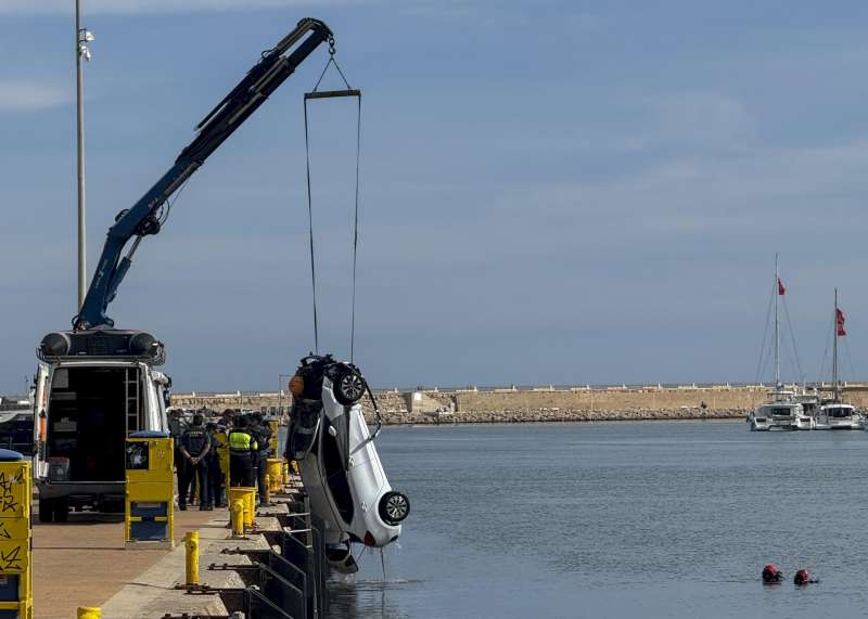 Una gra saca el coche que cay en el cauce del ro Serpis, en una zona cercana al puerto de Gandia. EFERaquel Segura