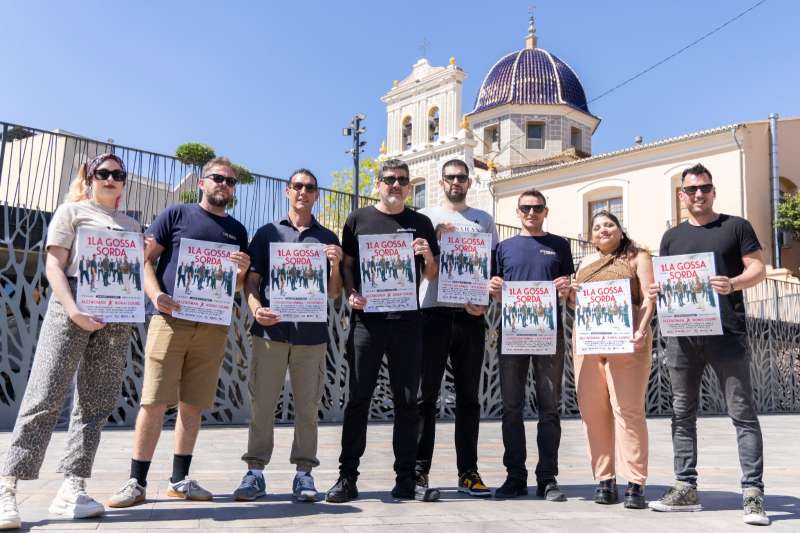 Els integrants de la Gossa Sorda amb els cartells del concert.EPDA