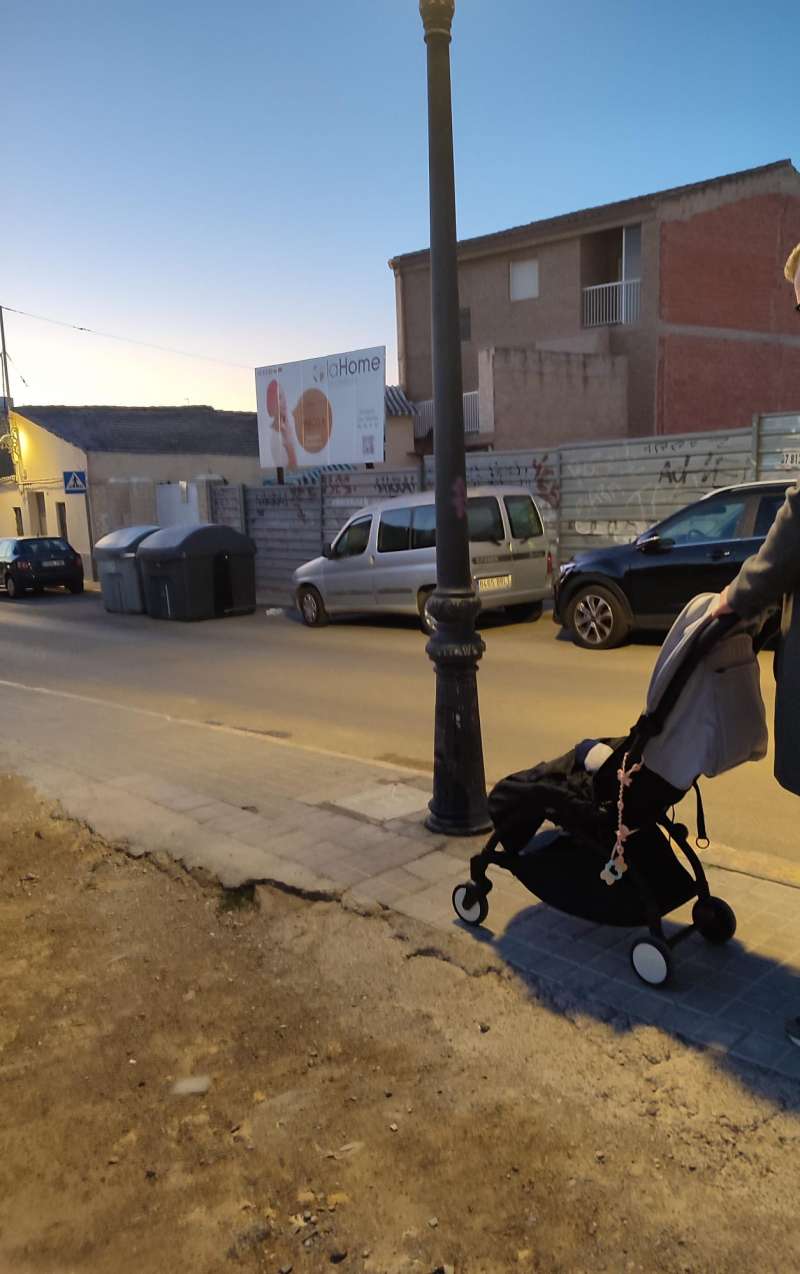 Una farola entorpece el paso por la acera en la calle Godella. EPDA