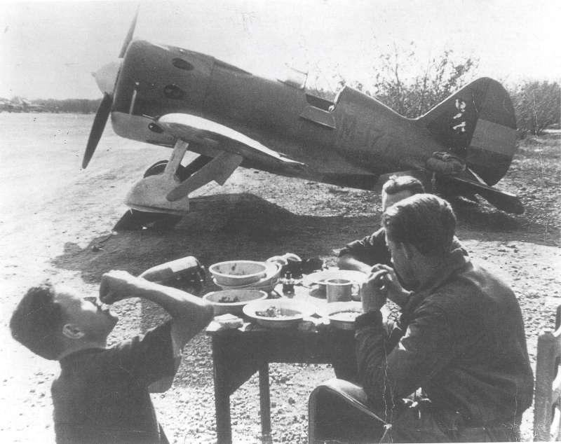 Pilotos comiendo en Sagunt junto a un Mosca. EPDA