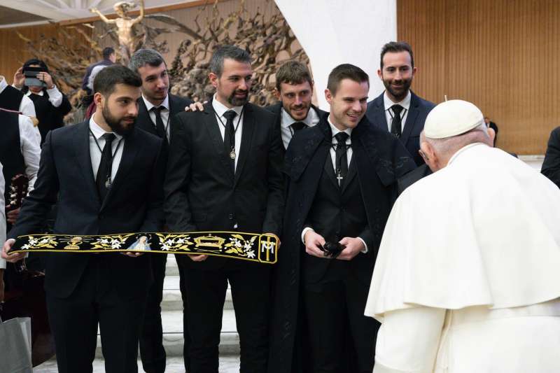 El papa Francisco, con la mayoralía 2023 de la Sangre de Sagunt. / Vatican Media