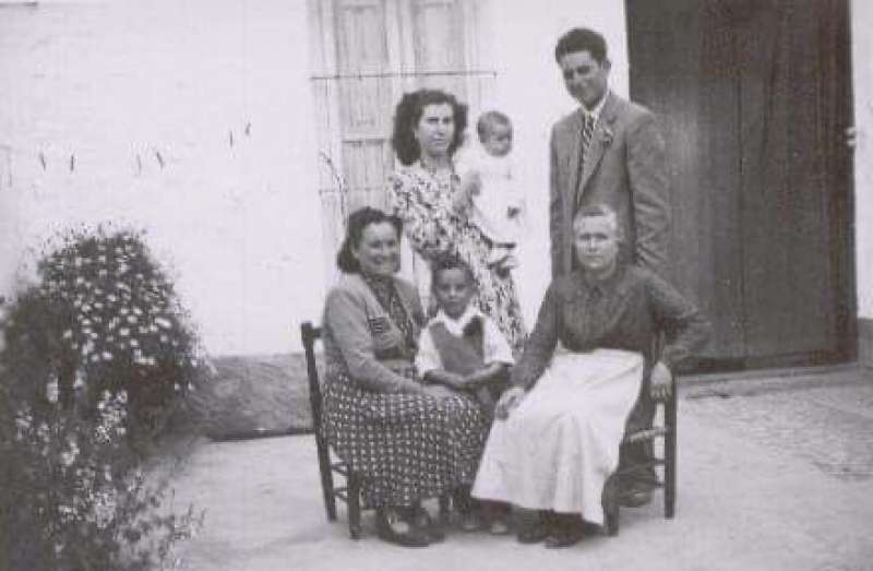 Juan Antonio y familia. Autor J.J. Murgui Cerverón.